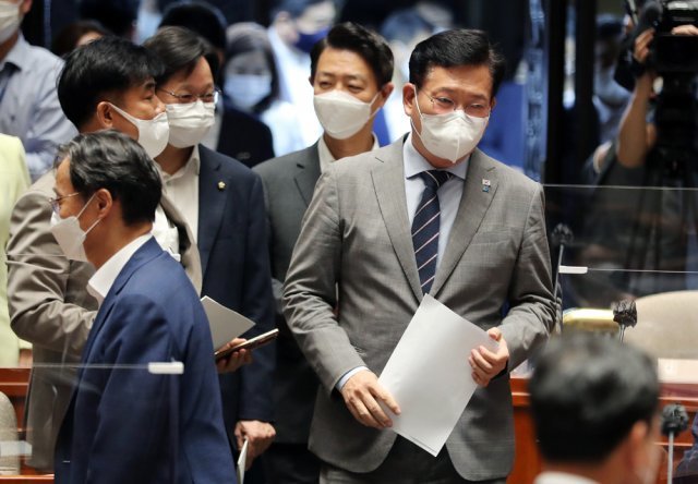 송영길 더불어민주당 대표가 7일 오후 서울 여의도 국회에서 열린 정책의원총회에 참석하고 있다. 민주당은 이날 의총에서 재난지원금을 포함한 2차 추가경정 예산안 처리 방향을 논의했다. 2021.7.7/뉴스1