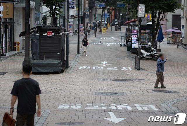 8일 오전 서울 중구 명동거리가 한산한 모습을 보이고 있다. 2021.7.8/뉴스1 © News1
