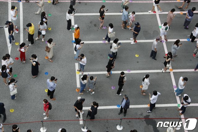 9일 오전 서울 강남구 보건소에 마련된 선별진료소에서 시민들이 검사를 받기 위해 길게 줄을 서있다. 2021.7.9/뉴스1 © News1