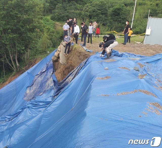 전남경찰청 강력범죄수사대가 9일 산사태가 발생한 광양시 진상면 사고 현장에서 합동감식을 벌이고 있다.(전남경찰청 제공) © 뉴스1