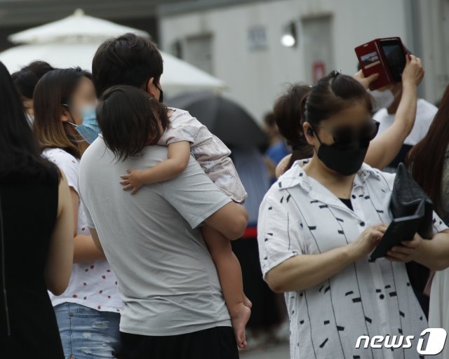 9일 오전 서울 강남구 보건소에 마련된 선별진료소에서 시민들이 검사를 받기 위해 길게 줄을 서있다. 2021.7.9/뉴스1 © News1