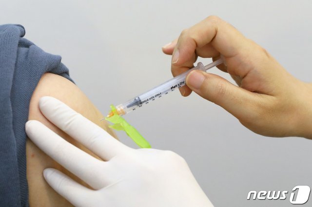 6일 서울 강남구 압구정로 코로나19 강남구 예방접종센터에서 한 시민이 화이자 백신을 접종하고 있다. 2021.7.6/뉴스1 © News1