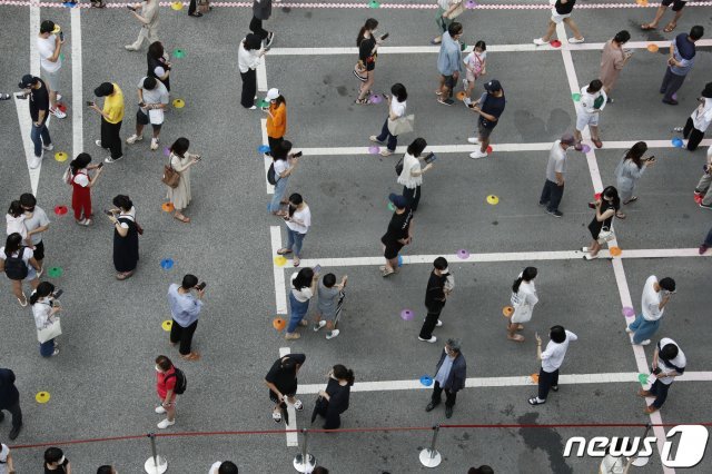 서울 강남구 보건소에 마련된 선별진료소에서 시민들이 검사를 받기 위해 길게 줄을 서있다. 2021.7.9/뉴스1 © News1