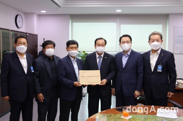 전국 군납농협협의회가 지난 5일 국민의힘 소속 한기호 국방위원회 간사에게 군 장병급식 문제 개선 관련 정책 추진을 촉구하기 위한 건의문을 전달했다. 농협 제공