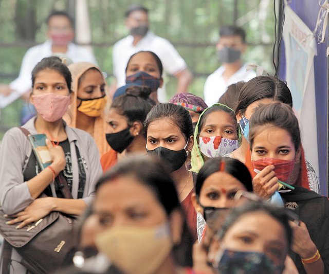 2일(현지 시간) 인도 뉴델리 시민들이 코로나19 검사를 받기 위해 길게 줄을 섰다. 뉴델리=AP 뉴시스