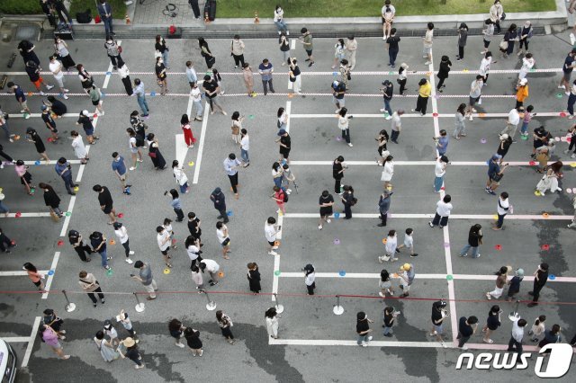 신종 코로나바이러스 감염증(코로나19) 신규 확진자가 이날 0시 기준 1천316명으로 코로나19 사태 이후 최다를 기록하며 4차 대유행 위기에 놓인 9일 오전 서울 강남구 보건소에 마련된 선별진료소에서 시민들이 검사를 받기 위해 길게 줄을 서있다. 2021.7.9/뉴스1 © News1