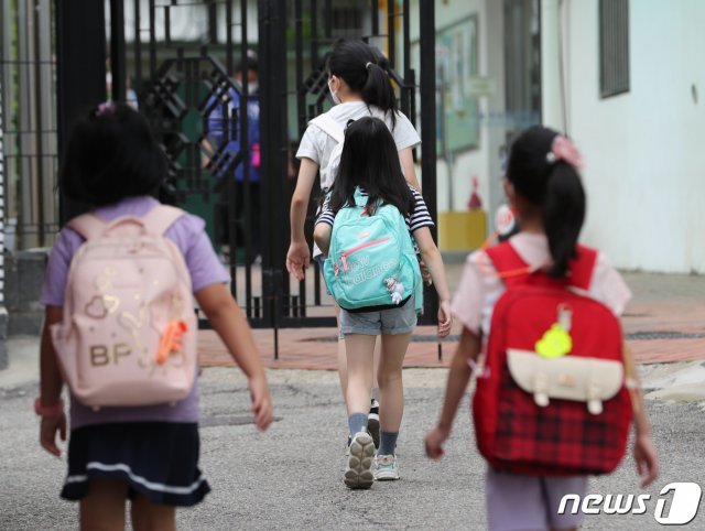 서울 한 초등학교에서 아이들이 등교하고 있다. 2021.7.9/뉴스1 © News1