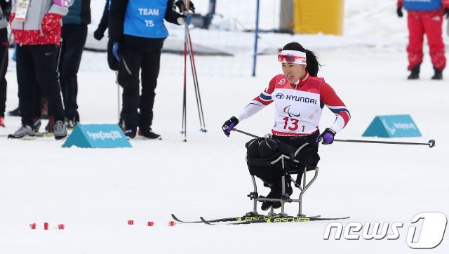 대한민국 서보라미가 18일 오전 강원도 평창군 평창 알펜시아 바이애슬론 센터에서 열린 평창 동계 패럴림픽 크로스컨트리 4X2.5Km 혼성 계주 경기에서 질주하고 있다. 2018.3.18/뉴스1 © News1