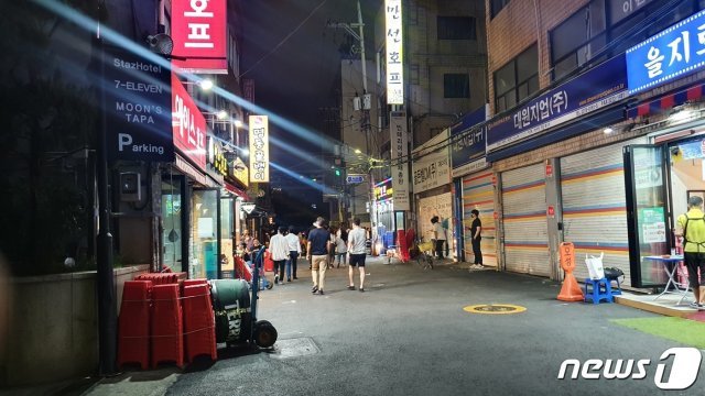 9일 밤 서울 종로구 노가리 골목 일대에서 영업제한 시간인 밤 10시가 다가오자 자리를 떠나는 손님들. © 뉴스1