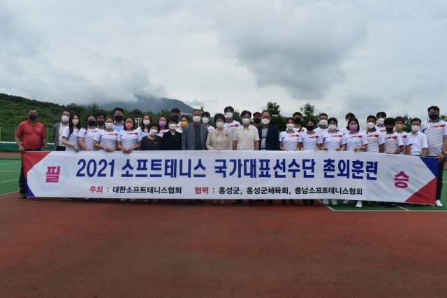 2022 항저우 아시아경기를 향한 본격적인 훈련을 위해 처음으로 충남 홍성에 소집된 한국 남녀 소프트테니스(정구) 대표팀 선수단. 대한소프트테니스협회 제공