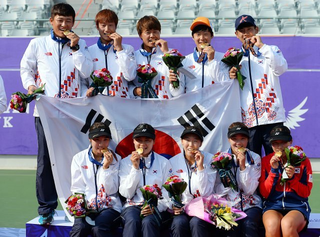 2014 인천아시아경기에서 정구에 걸린 금메달 7개를 모두 차지한 한국 남녀 대표팀. 동아일보 DB