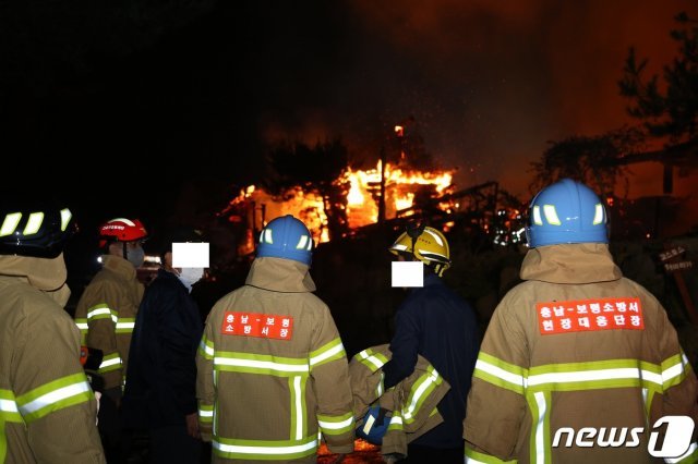 보령 신흑동 한 펜션에서 불이 나자 현장에 도착한 소방당국 관계자들이 현장 지휘를 하고 있다.(보령소방서 제공)© 뉴스1