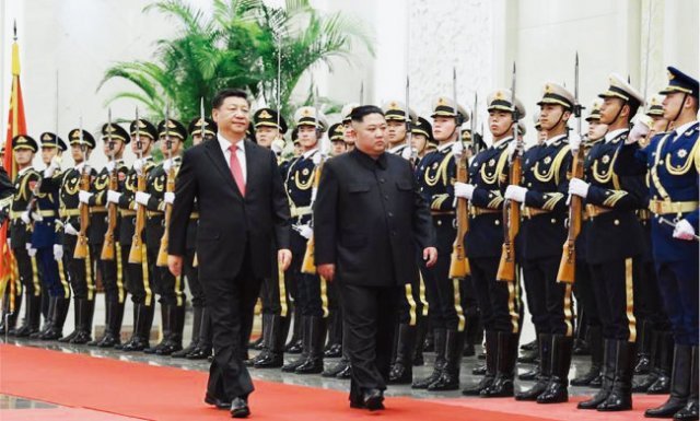 2019년 1월 시진핑 중국 국가주석(왼쪽)과 김정은 북한 국무위원장이 중국군 의장대를 사열하고 있다. [차이나 데일리]
