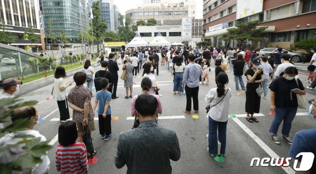 신종 코로나바이러스 감염증(코로나19) 신규 확진자가 이날 0시 기준 1천316명으로 코로나19 사태 이후 최다를 기록하며 4차 대유행 위기에 놓인 9일 오전 서울 강남구 보건소에 마련된 선별진료소에서 시민들이 검사를 받기 위해 길게 줄을 서있다. 2021.7.9/뉴스1 © News1