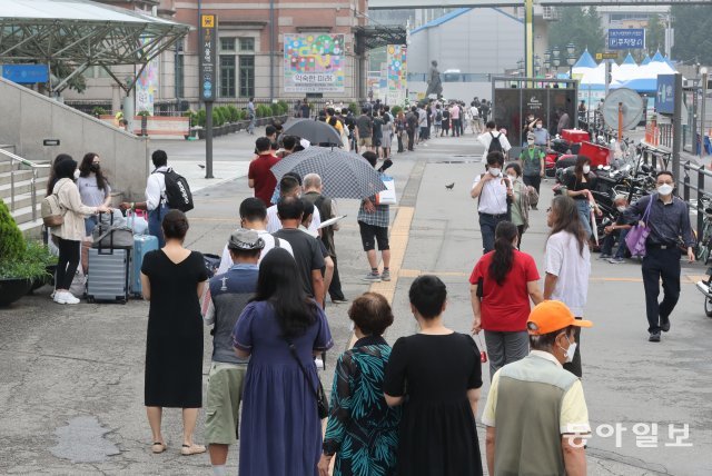 국내 코로나19 신규확진자가 1324명으로 3일연속 1300명대를 기록한 11일 오전 서울 중구 서울역 앞에 마련된 임시 선별진료소에 시민들이 검사를 받기위해 길게 줄지어 대기하고 있다. 김동주기자 zoo@donga.com