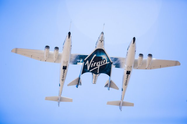 버진갤럭틱의 운반 비행선 VMS Eve와 우주선 VSS Unity가 하늘을 날고 있다. (버진갤럭틱 홈페이지 갈무리 ©Virgin Galactic) /뉴스1