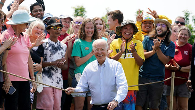 최근 조 바이든 미국 대통령(앞)이 미시간주에서 열린 ‘전국 체리 페스티벌’에 참석해 자신이 딴 체리를 직접 시식하며 관광객들과 즐거운 한때를 보냈다. AP 뉴시스