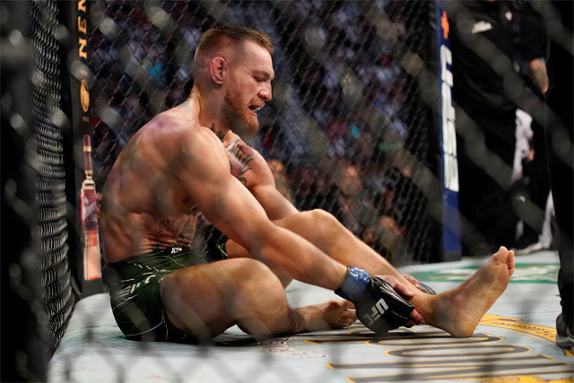 코너 맥그레거(아일랜드)가 11일 미국 네바다주 라스베이거스 티모바일 아레나에서 열린 더스틴 포리에이(미국)와의 UFC 264 라이트급 경기 도중 왼쪽 발목 통증을 호소하고 있다. 라스베이거스=AP 뉴시스