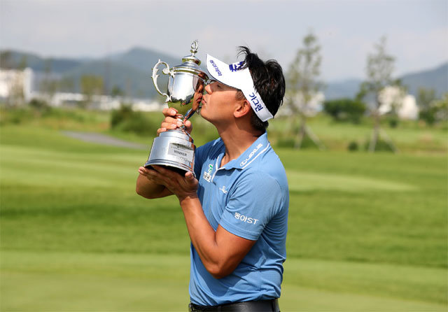 이날 KPGA 코리안투어 부산경남오픈에서 시즌 첫 승을 신고한 간판스타 박상현이 우승 트로피에 입을 맞추고 있다. KLPGA 제공