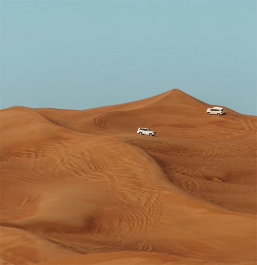 이국적 풍경을 담은 작품 ‘Dubai, UAE’(2018년). 전시장에 모래가 깔려 있어 사막 한가운데에서 작품을 관람하는 기분이 든다. 미디어앤아트 제공
