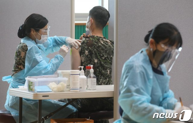 군 장병 코로나19 백신 접종. 2021.6.24/뉴스1 © News1 국회사진취재단