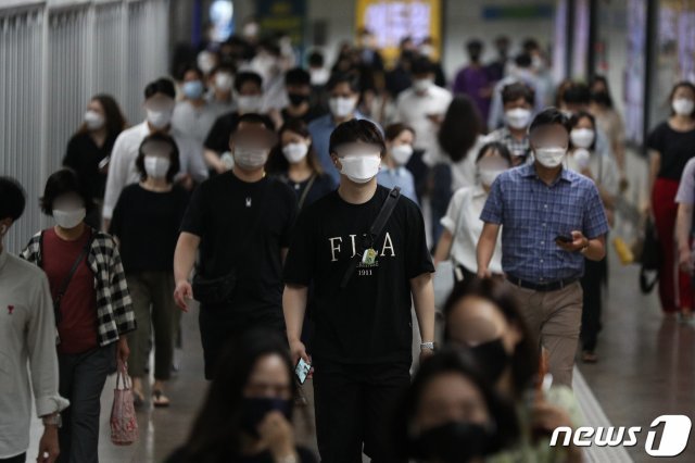 수도권 사회적거리두가 4단계가 시작된 12일 오전 서울 광화문역에서 시민들이 출근길 발걸음을 재촉하고 있다.2021.7.12/뉴스1 © News1