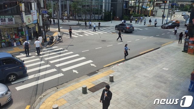 수도권 사회적 거리두기 4단계가 실시된 12일 오후 점심시간. 서울 종로구 청진동의 거리가 한산하다. © 뉴스1