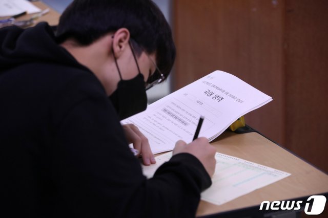 서울 한 고등학교에서 학생들이 ‘6월 모의평가’ 시험을 보고 있다. 2021.6.3/뉴스1 © News1