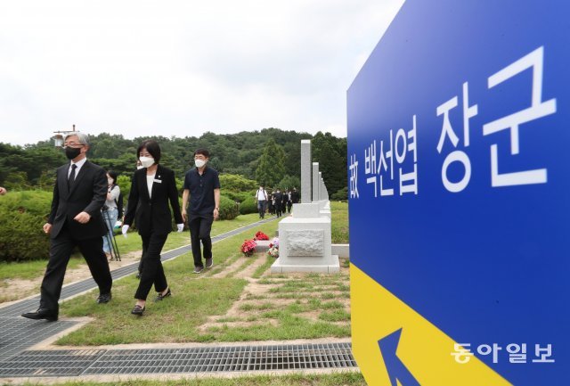 최재형 전 감사원장이 12일 국립대전현충원 고 백선엽 장군 묘소를 찾아 참배한 뒤 이동하고 있다. 대전=원대연 기자 yeon72@donga.com