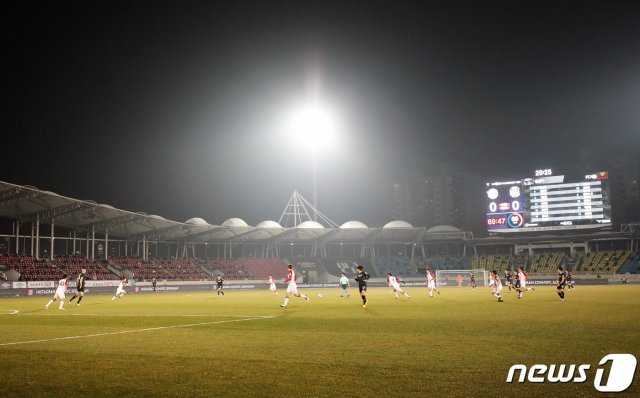 10일 오후 프로축구 ‘하나원큐 K리그1 2021’ 성남FC와 FC서울의 경기가 열린 성남시 탄천종합운동장 그라운드가 미세먼지로 희뿌연 모습을 보이고 있다. 2021.3.10/뉴스1 © News1