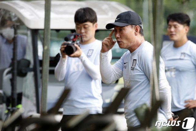 김학범 올림픽 축구 대표팀 감독이 6일 오후 경기 파주시 축구대표팀트레이닝센터(NFC)에서 도쿄올림픽 대비 훈련에 앞서 선수들과 대화하고 있다. 2021.7.6/뉴스1 © News1