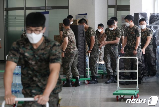 경기도 확진자가 사흘 연속 400명대를 기록하면서 병상 확보를 위해 경기대 기숙사를 생활치료센터로 재개소 하기로 한 가운데 12일 오후 경기도 수원시 영통구 경기대학교 기숙사에서 육군 51사단 장병들이 생활치료센터 개소 준비를 하고 있다. 경기대 기숙사는 이르면 오는 14일 코로나 경증 및 무증상 환자 수용이 가능한 생활치료센터로 전환 예정이다. 2021.7.12/뉴스1 © News1