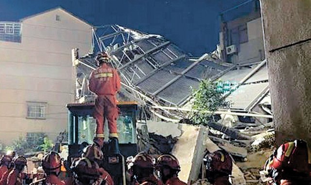 12일 오후 중국 쑤저우의 한 호텔 붕괴 사고 현장에서 구조대원들이 구조작업을 벌이고 있다. 사진 출처 펑파이
