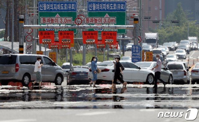 서울과 경기 일부, 광주와 전남지역 곳곳에 폭염주의보가 내린 2일 오후 서울 여의도 여의도공원 앞 횡단보도. 2021.7.2/뉴스1 © News1