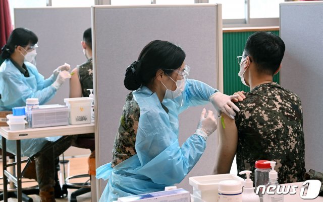 경기 고양시 육군 9사단(백마부대)에서 장병들이 백신을 맞고 있다. 2021.6.24/뉴스1 © News1