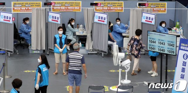 12일 서울 송파구 거여동 송파체육문화회관에서 시민들이 신종 코로나바이러스 감염증(코로나19) 예방접종을 받고 있다.  2021.7.12/뉴스1 © News1