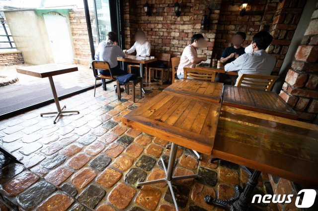 지난달 28일 서울시내 한 커피전문점에 테이블이 거리를 두고 배치돼 있는 모습. 뉴스1 DB © News1