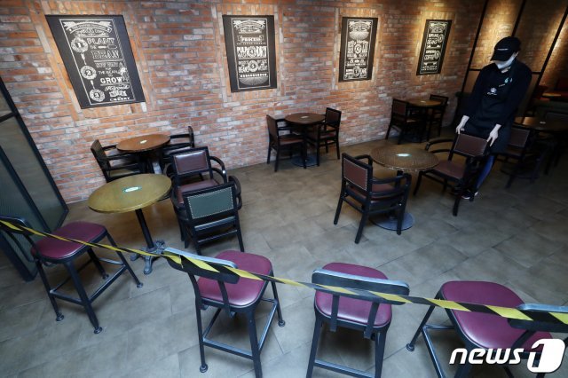코로나19 사회적 거리두기로 좌석을 조정한 서울시내 한 카페 매장 모습. 뉴스1 DB © News1