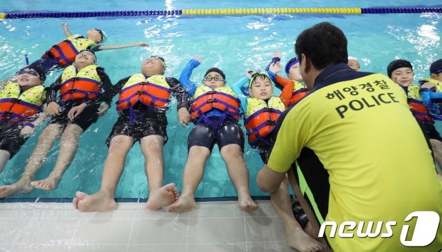 제주도교육청은 생존수영 입수형 실기교육을 실내·외 체험형 실기교육으로 전환하는 계획을 수립, 도내 초등학교에 안내했다고 13일 밝혔다. 제주시내 모 초등학교 학생들이 실내수영장에서 제주해양경찰로부터 생존수영 교육을 받고 있다. © News1 DB