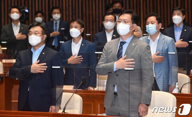 더불어민주당 송영길 대표와 윤호중 원내대표가 7일 오후 서울 여의도 국회 예결위회의장에서 열린 정책의원총회에서 국민의례를 하고 있다. 이날 정책의원총회에서는 재난지원금을 포함한 2차 추가경정예산안 처리 방향에 대한 논의가 이뤄졌다. 2021.7.7/뉴스1 © News1