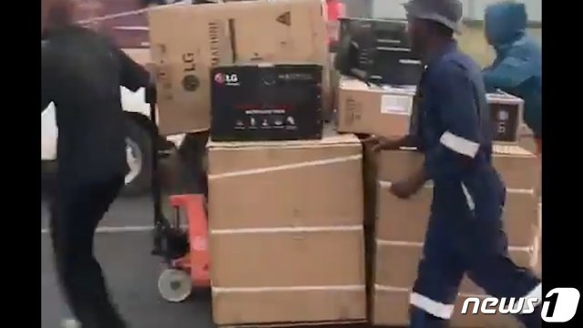 남아프리카 공화국에서 제이콥 주마 전 대통령의 구금으로 촉발된 사태로 인해, 동부 항구도시 더반에 있는 LG전자 TV사업장도 피해를 입었다. © News1
