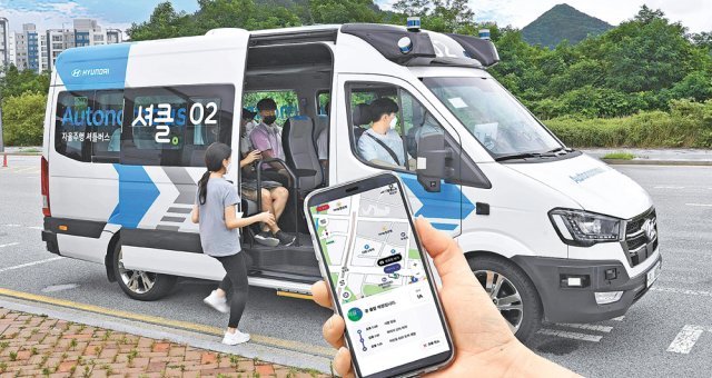 다음 달부터 세종시 일대에서 운행할 ‘로보셔틀’ 차량을 스마트폰 애플리케이션(앱)으로 호출하는 모습. 현대자동차 제공
