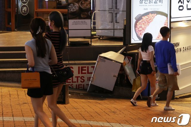 수도권 지역에 사회적 거리두기 4단계가 시작된 12일 오후 서울 강남역 일대 거리에서 시민들이 2인 이하로 함께 다니고 있다. 2021.7.12/뉴스1 © News1