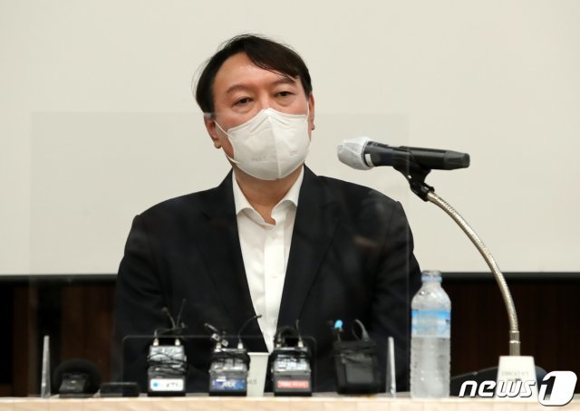 윤석열 전 검찰총장이 지난 6일 대전 유성구 라도무스아트센터에서 대전지역 기자들과 간담회를 갖고 있다. ©News1