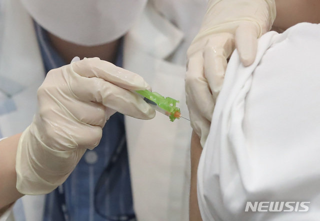 8일 오후 서울 한 코로나19 예방접종센터에서 접종 대상자가 백신을 접종하고 있다. 사진=뉴시스
