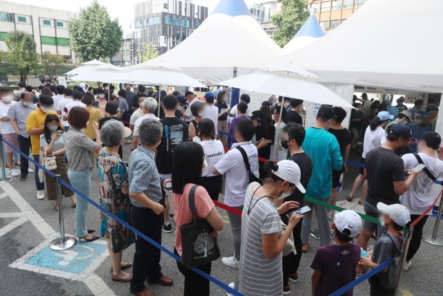 0시 기준 국내 코로나19 신규 확진자가 1615명을 기록하고 있는 14일 서울 강남구보건소 선별진료소를 찾은 시민들이 검사를 기다리고 있다. 2021.07.14. ﻿[서울=뉴시스]