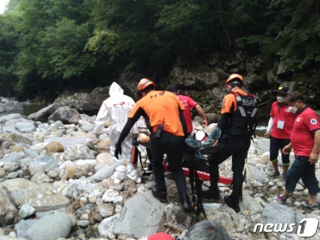 13일 오후 지리산 계곡을 찾은 60대가 물에 빠져 숨졌다. 119 구급대원이 A씨를 구급차로 옮기고 있다.(전북 남원소방서 제공)2021.7.14/© 뉴스1