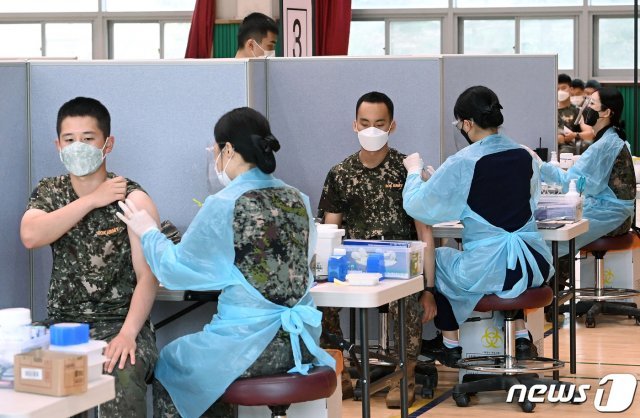 30세 미만 군 장병 코로나19 백신 접종. 2021.6.24/뉴스1 © News1 국회사진취재단