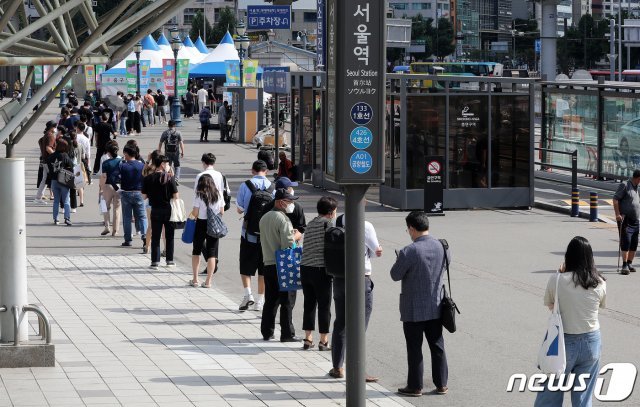 14일 오전 서울역 광장에 마련된 중구 임시선별검사소에서 시민들이 줄을 서서 검사를 기다리고 있다. 2021.7.14/뉴스1 © News1