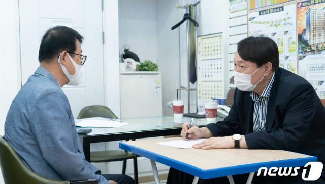 윤석열 전 검찰총장은 13일 오전 서울 도봉구에서 방진기 중개사협회도봉지회장을 만나 부동산 현장 목소리를 듣고 있다. (윤석열 전 총장 캠프 제공)  © 뉴스1